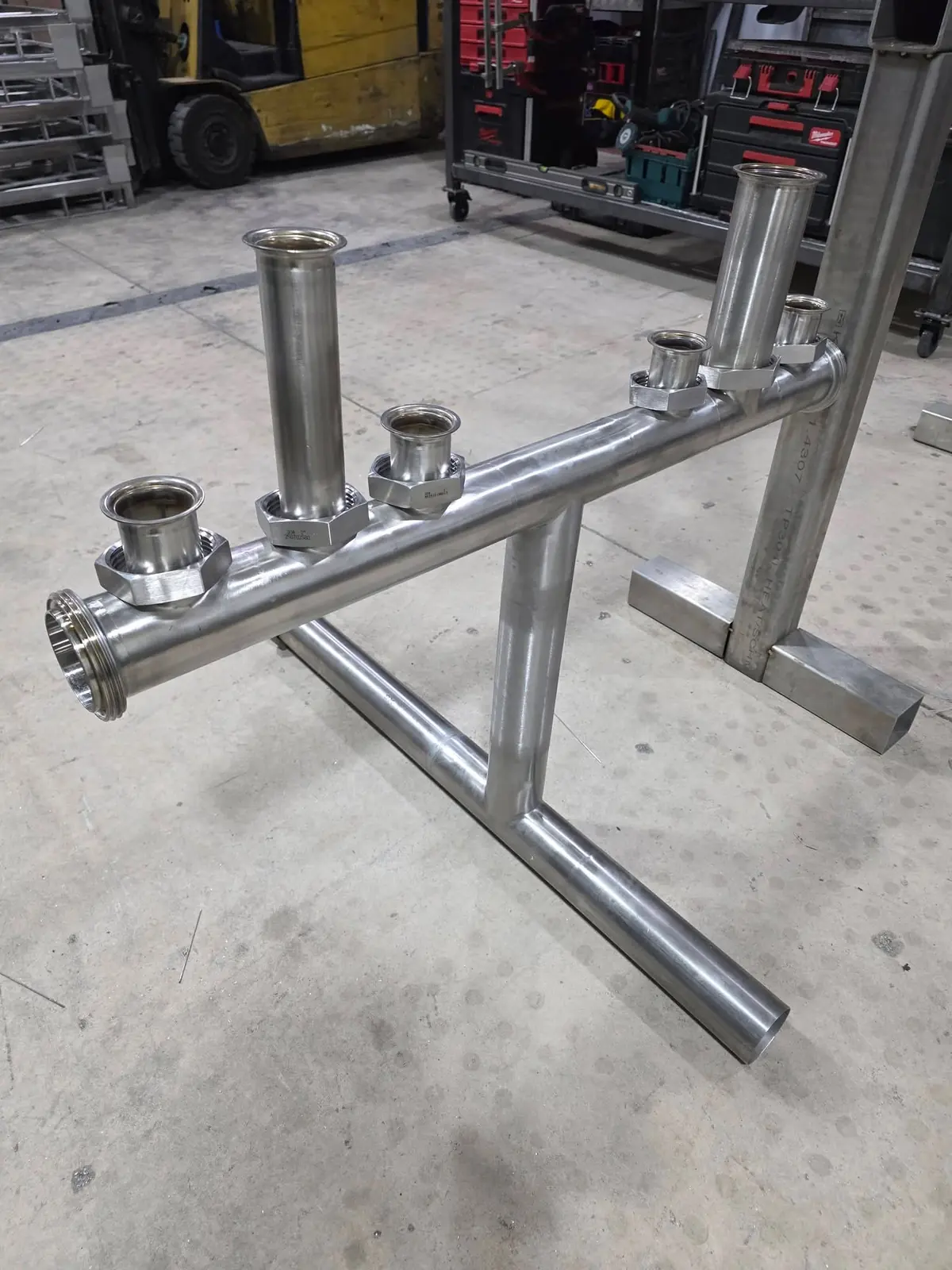 Stainless steel manifold fabricated with tri-clamp and dairy-fitting outlets