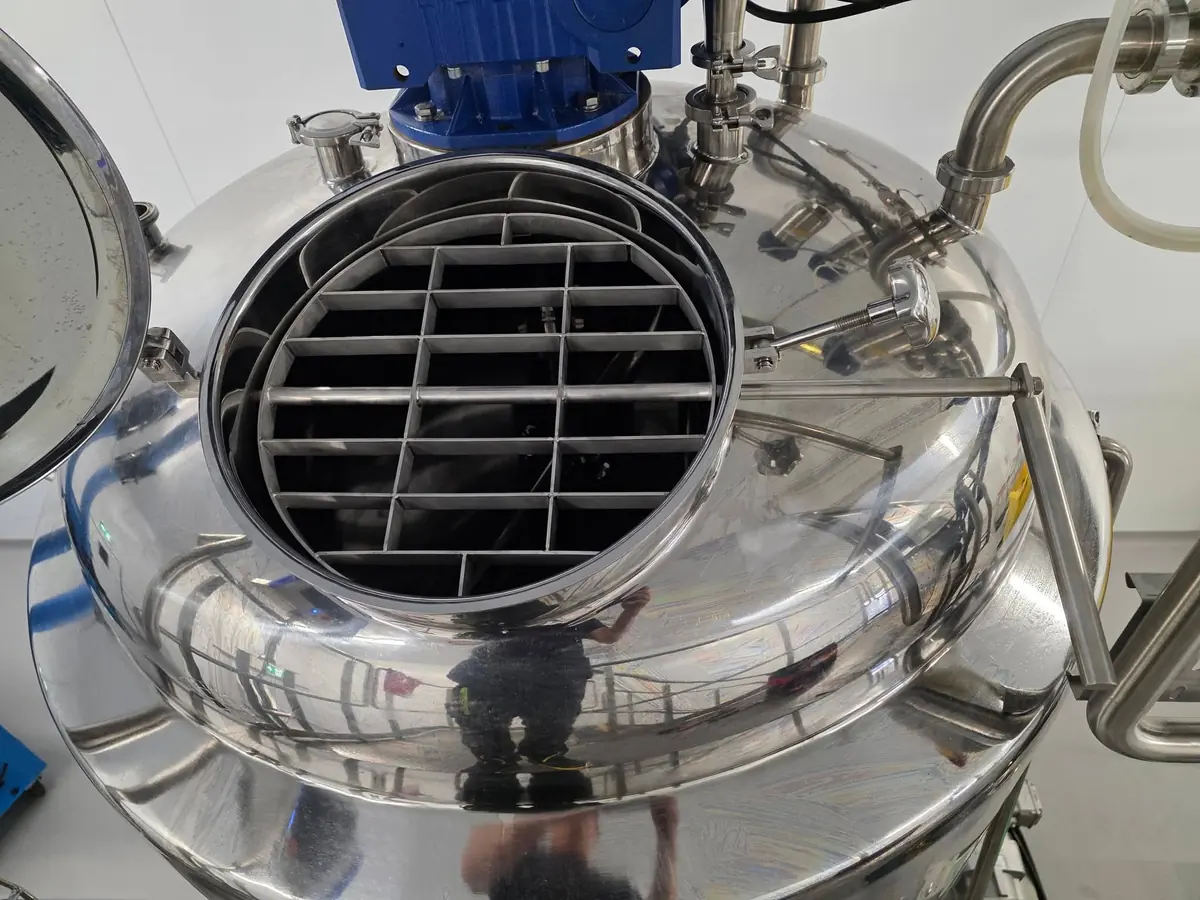 Stainless steel vessel with a grid plate fitted in the open manway